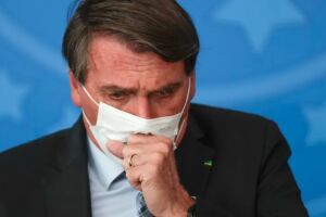 Bolsonaro diz que 'Brasil dá exemplo' contra covid