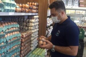 De mal com as galinhas: preço do ovo sobe quatro reais em Campo Grande