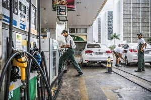 Aleluia! Petrobras reduz preço da gasolina pela 1ª vez no ano