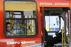 Bandido aproveita distração e rouba celular da mão de idosa em ônibus de Campo grande