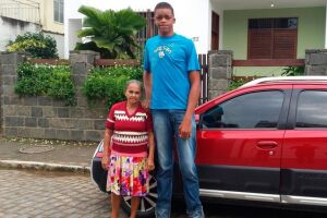 Foto de Rodrigo com 17 anos e 2,18 metros de altura quando morava com a avó, em 2016