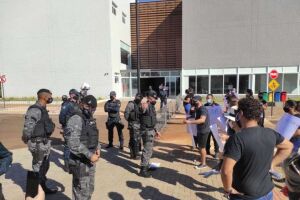 Ministro de Bolsonaro é recebido por protestos em Dourados