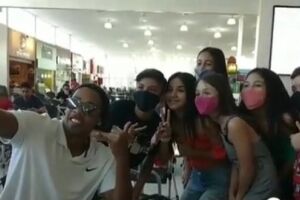 'Ronaldinho Gaúcho' gera aglomeração ao passear em shopping na fronteira