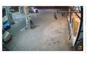 Policial  de folga mata um bandido e fere outro durante assalto em posto de combustível; veja o vídeo