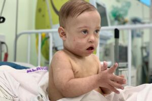 Milagre divino: bebê cardiopata com Down e leucemia vence covid após 10 dias intubado