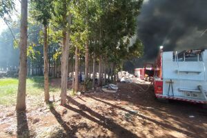 Após fogo 'invadir' fábrica na saída de Sidrolândia, bombeiros seguem no local