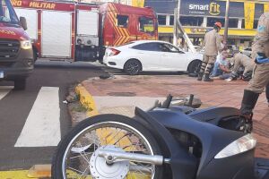 Motociclista morre após bater moto em carro na rua Bahia