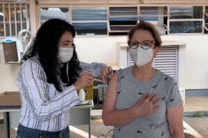 Ministra Tereza Cristina toma 1ª dose da vacina