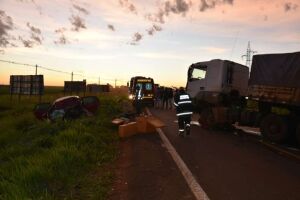 Passageiro do carro de passeio morreu no local do acidente