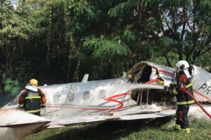 Avião cai em aeroporto e mata co-piloto em Belo Horizonte