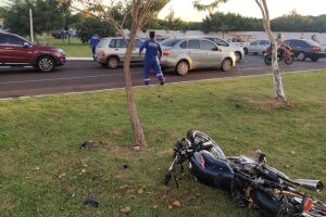 Motorista atropela motociclista em cruzamento da Lúdio Martins Coelho