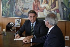 Bolsonaro estende programa de redução de jornada e salário por 120 dias