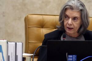 Cármen Lúcia dá 5 dias para Arthur Lira analisar pedidos de impeachment de Bolsonaro