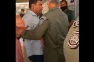 Vídeo: deputado e comandante da PM trocam agressões durante vacinação