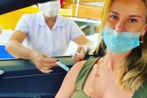 Mal na foto: mulher de Flávio Bolsonaro toma vacina com máscara abaixo do nariz