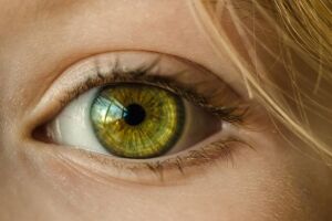 Covid pode causar lesões oculares graves, diz estudo brasileiro