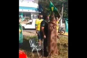 Vídeo: em ato pró-Bolsonaro, homem vestido de carrasco 'mata' comunistas no RS