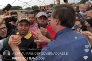 Bolsonaro causa aglomeração em visita a campo de futebol em Goiás