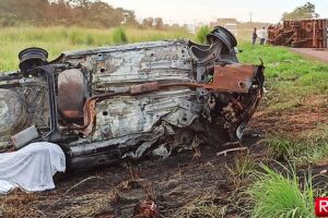 Motorista de carro bate em caminhão e morre queimado perto de Sidrolândia