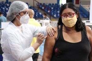 Prefeitura de Campo Grande vacina público com 62 anos nesta terça-feira