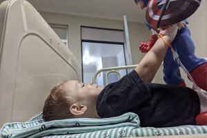 Família prepara orações em hospital para Kadmiel, que tem nódulo no rim
