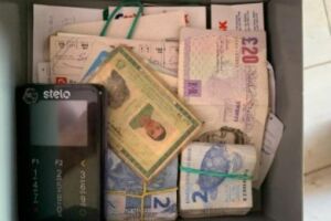 Na casa, os policiais encontraram talonários de cheques, dinheiro, cartões e roupas etiquetadas