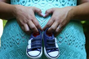 Estudo aponta que grávidas vacinadas imunizam bebês contra a Covid-19