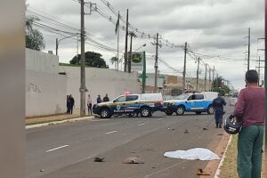 Motociclista morre após ser atropelado e arrastado por carro em Campo Grande