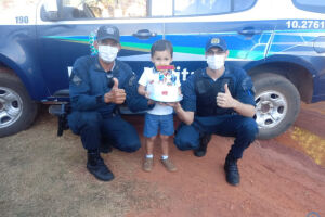 Fã da PM, menino é surpreendido em festa de aniversário