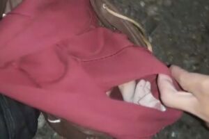 Bebê é encontrado em mochila jogado em matagal