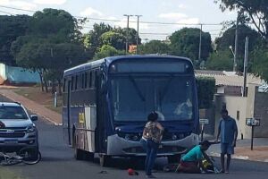 Ciclista bate em ônibus e é socorrido em Nova Andradina
