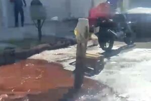 Vídeo: motociclista cai em buraco escondido em rua alagada por vazamento de água