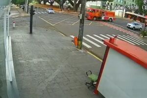 Vídeo mostra momento que viatura dos bombeiros atinge carro de passeio em Campo Grande