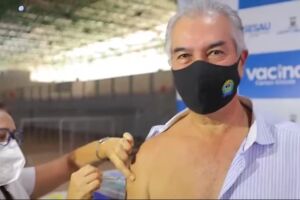 Aos 57 anos, Reinaldo Azambuja é vacinado contra a covid-19