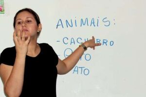 PL visa que Batalhões da PM e Delegacias tenham interpretes de Libras