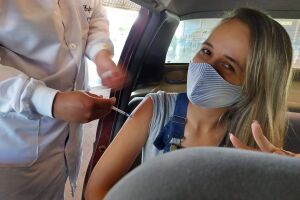 Nathalia, gestante de primeira viagem, foi imunizada contra a covid-19 com doses da Pfizer