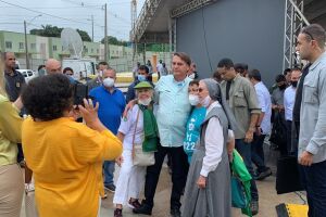 Jair Bolsonaro abraça apoiadores em Maceió sem máscara de proteção contra covid