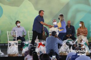 Vereador de Campo Grande entrega título de 'visitante ilustre' a Bolsonaro