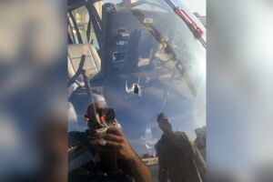 Helicóptero de emissora é alvejado e piloto é atingido em tiroteio no RJ