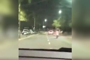 Vídeo: rapaz é flagrado em 'rolezinho' sem capacete e empinando moto no Lago do Amor