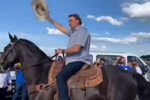 Bolsonaro anda de cavalo em manifestação de apoiadores na Esplanada