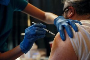 Funcionário dos transportes em Nova York (EUA) recebe vacina contra a Covid-19 em 10 de março