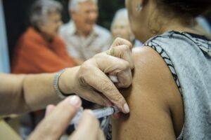Vacinação contra a gripe continua