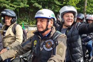 Dória multa Bolsonaro por andar sem máscara em motociata em SP