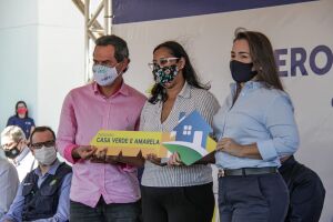 Marquinhos deseja felicidades para moradores durante entrega de apartamentos em Campo Grande