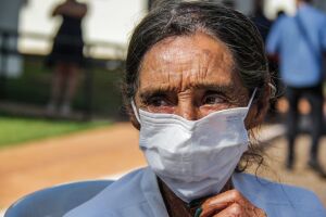 “Graças a Deus me livrei do aluguel”: idosa comemora entrega de moradia em Campo Grande
