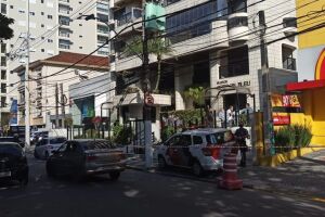 Perícia tirou fotos do prédio após menino cair da sacada em Santos, SP