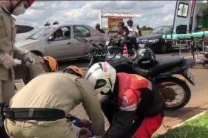 Motociclista fica com trauma na face após acidente na Duque de Caxias