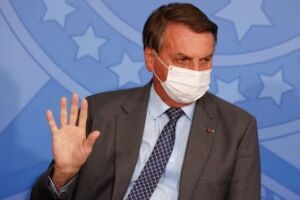 Bolsonaro anuncia parecer que desobriga uso de máscaras em vacinados e curados