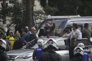 Bolsonaro aparece sem máscara em manifestação de motoqueiros